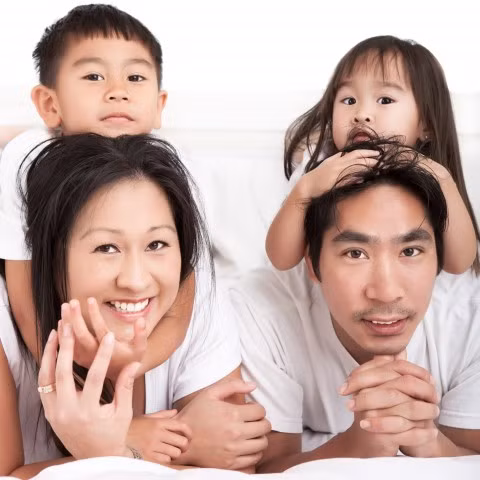 Mọi người sẽ cắt tóc và mua quần áo mới để mặc vào dịp Tết. (Ảnh: ITN).