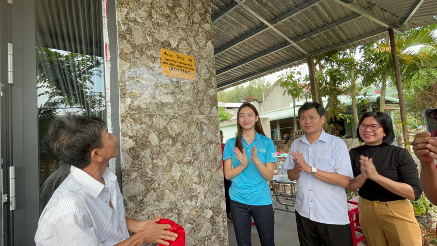 Hình ảnh một nàng Hoa hậu GenZ tri thức, không những xinh đẹp mà còn học giỏi và tài năng. Hình ảnh một nàng Hoa hậu GenZ tri thức, không những xinh đẹp mà còn học giỏi và tài năng.