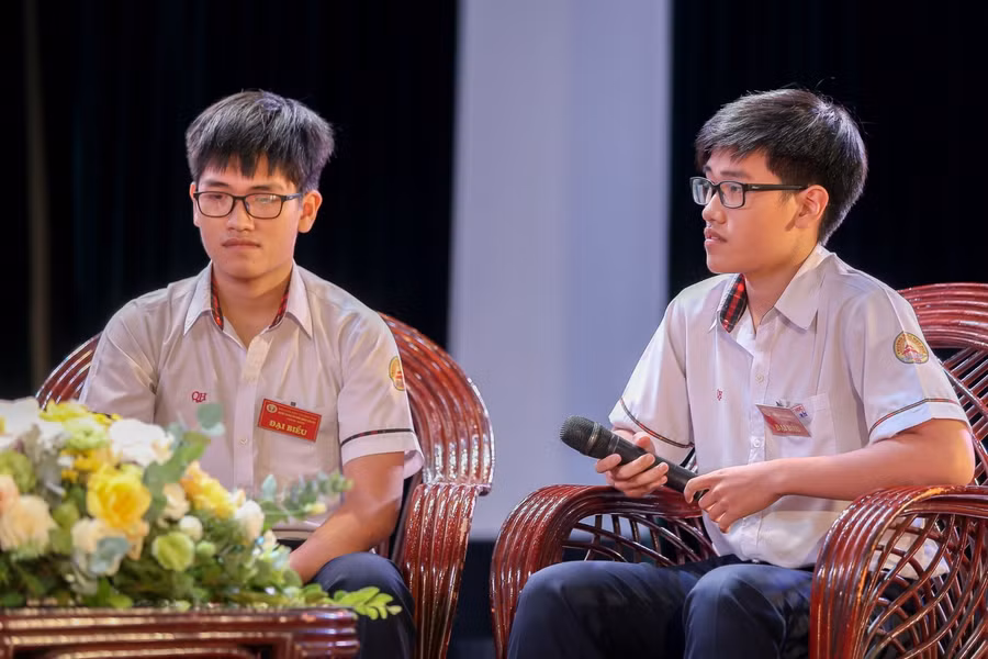 2 học sinh Tống Phương Thanh Bình và Tống Phước Thanh An, học sinh lớp 12 chuyên Lý, trường Chuyên Quốc học Huế