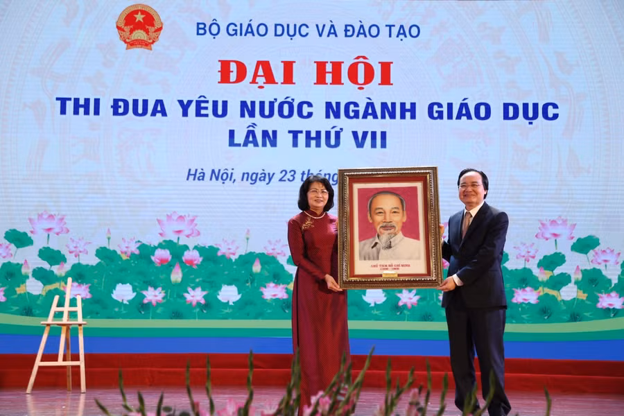 Phó Chủ tịch nước Đặng Thị Ngọc Thịnh trao tặng bức ảnh Chủ tịch Hồ Chí Minh cho ngành GD-ĐT