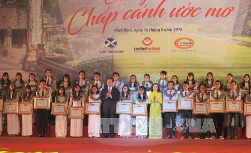 Chủ tịch nước dự lễ trao thưởng Quỹ khuyến học, khuyến tài Đinh Bộ Lĩnh 2016