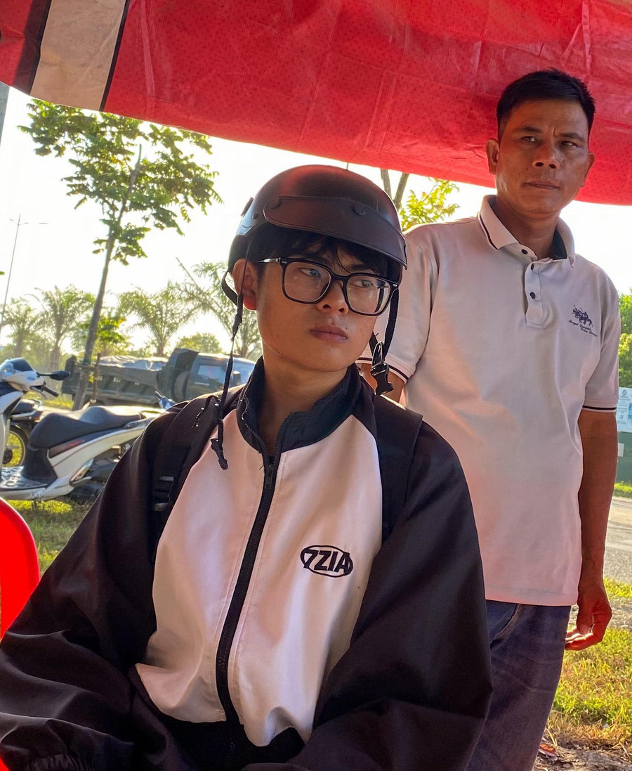 Nguyễn Như Phong (Sa Thầy – Kon Tum), tân sinh viên trường Đại học Luật, Đại học Huế chờ làm thủ tục nhập học. Nguyễn Như Phong (Sa Thầy – Kon Tum), tân sinh viên trường Đại học Luật, Đại học Huế chờ làm thủ tục nhập học.