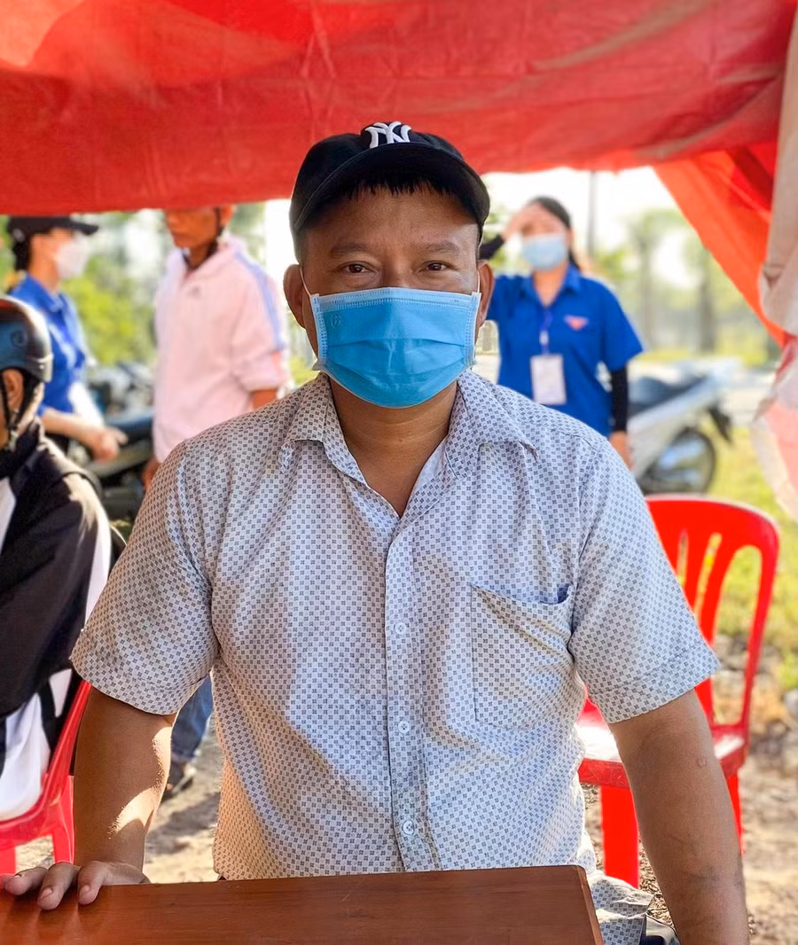 Anh Hồ Văn Thạch (Trà Bồng – Quảng Ngãi) đưa con ra Huế tìm trọ và nhập học.