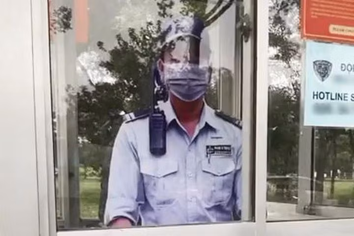 Ngang qua bốt bảo vệ thấy kỳ lạ, cô gái quay lại phát hiện sự thật "động trời" 