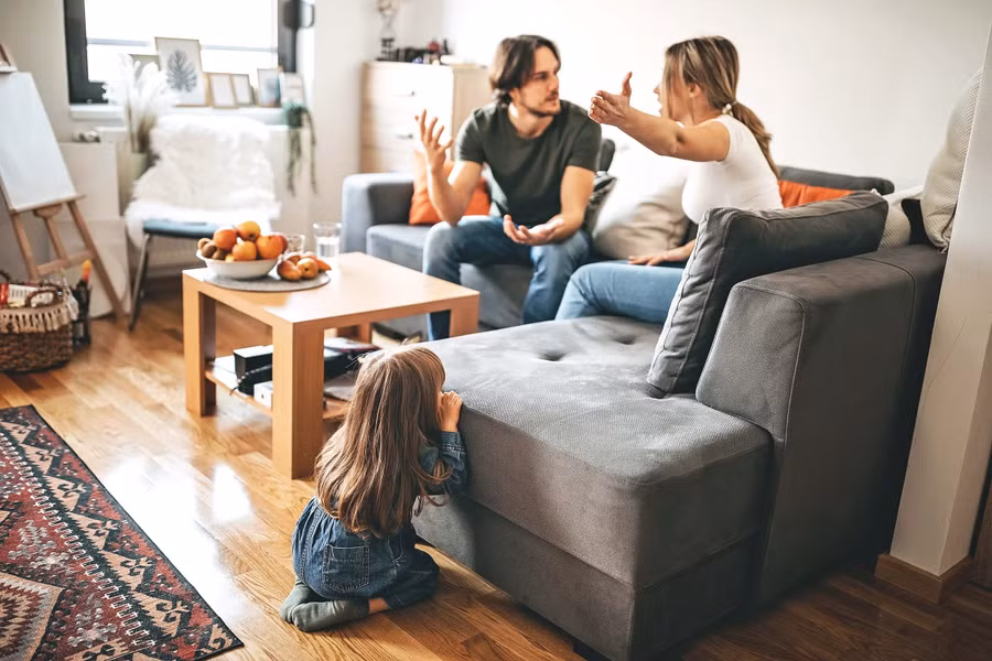 Phàn nàn về công việc của bạn xung quanh bọn trẻ sẽ dạy chúng rằng công việc không vui chút nào. (Ảnh: ITN).