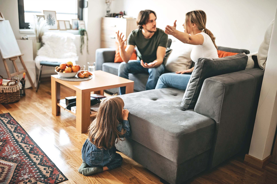 Phàn nàn về công việc của bạn xung quanh bọn trẻ sẽ dạy chúng rằng công việc không vui chút nào. (Ảnh: ITN). Phàn nàn về công việc của bạn xung quanh bọn trẻ sẽ dạy chúng rằng công việc không vui chút nào. (Ảnh: ITN).