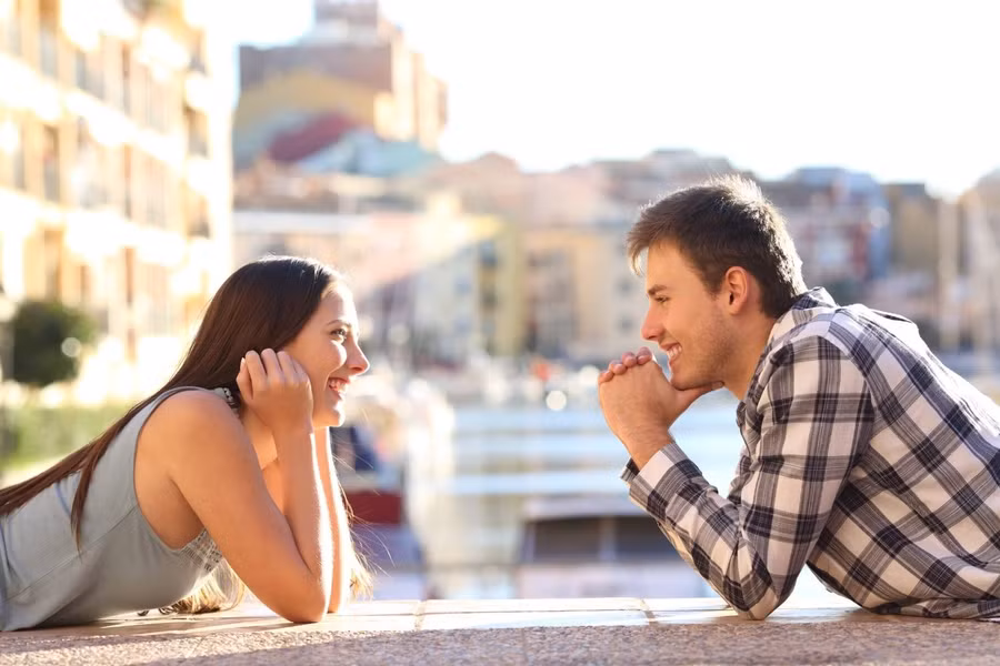 Tình yêu sét đánh là khoảnh khắc mà xung quanh bạn không có gì quan trọng khi bạn gặp và nói chuyện với người ấy lần đầu tiên. (Ảnh: ITN).