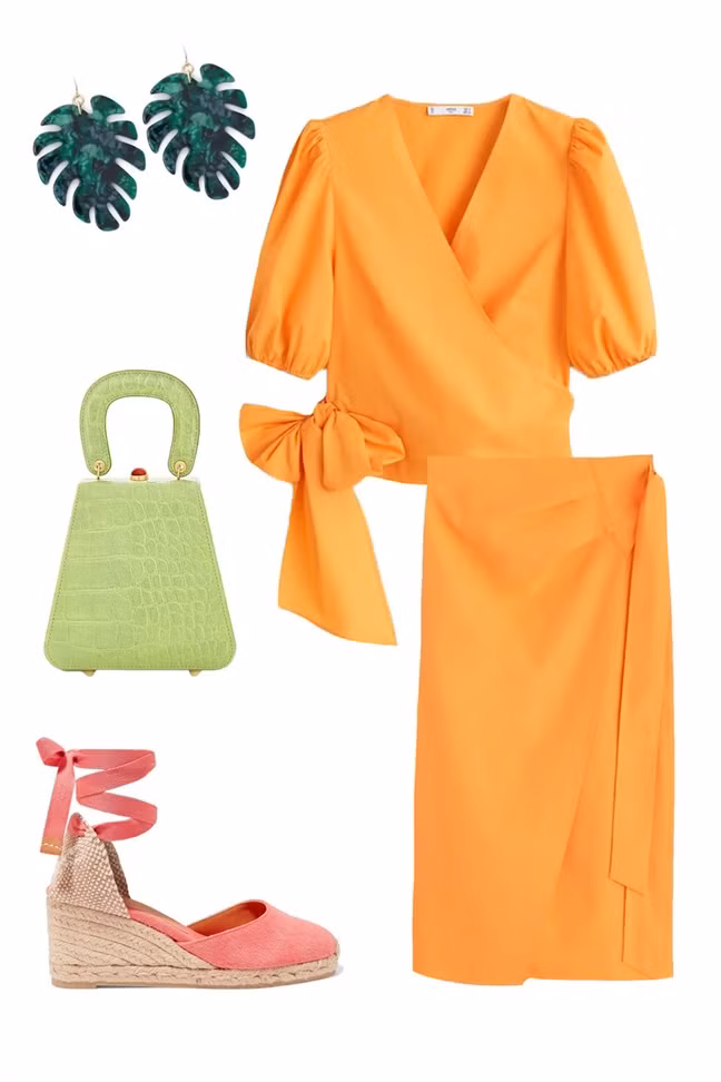 Tiệc sân vườn: Tại buổi tiệc cưới tổ chức ở sân vườn, hãy mix các màu sắc theo hướng tương phản như vậy bức ảnh kỷ niệm của bạn sẽ trong dịp này sẽ tuyệt vời hơn. Gợi ý cho bạn là một bộ đầm màu cam, đi cùng túi xách màu xanh lá cây, giày đế xuồng màu hồng và hoa tai bản lớn có màu xanh biển.