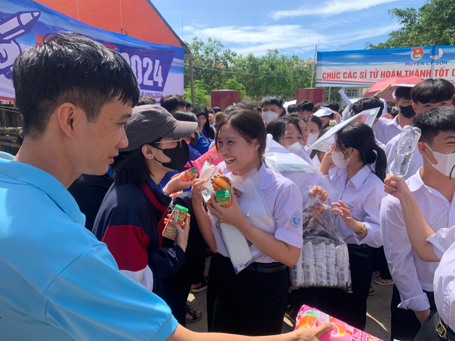 Thí sinh Lý Sơn phấn khởi với bài thi môn Ngữ văn. Thí sinh Lý Sơn phấn khởi với bài thi môn Ngữ văn.