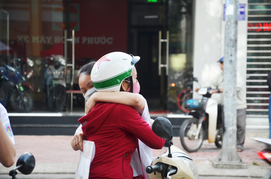 Phụ huynh Quảng Ngãi đưa con đến điểm thi sớm.