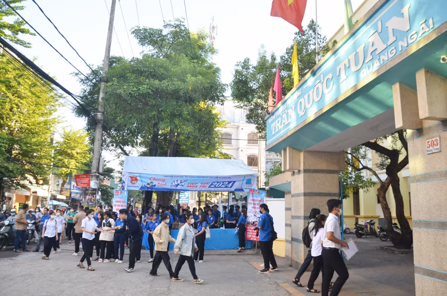 Điểm thi Trường THPT Trần Quốc Tuấn là Điểm thi có số lượng thí sinh dự thi nhiều nhất Quảng Ngãi.