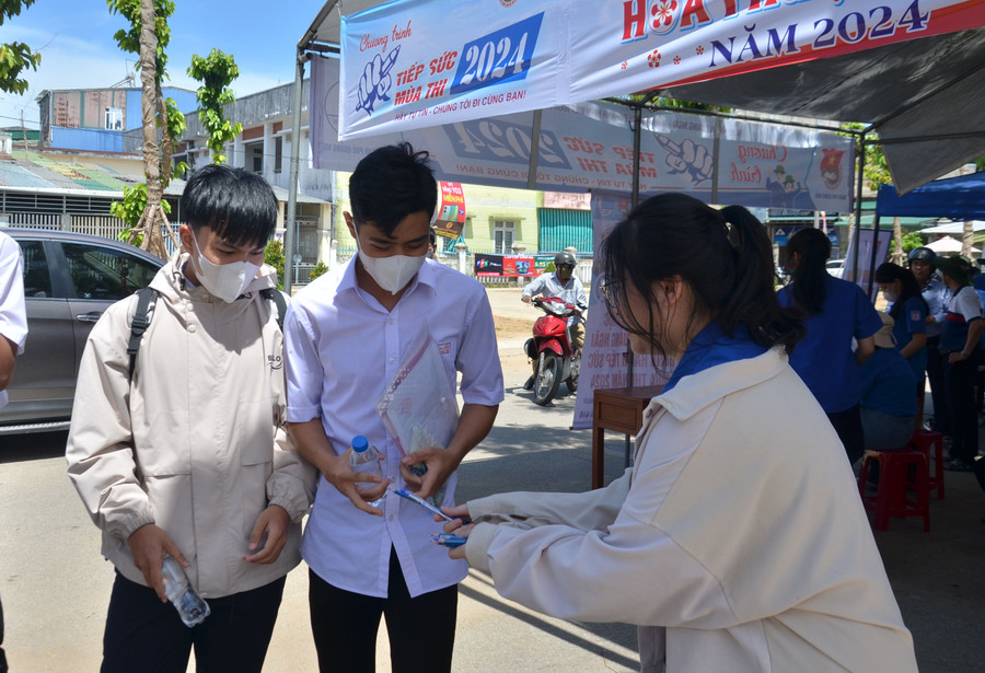 Tình nguyện viên hỗ trợ các thí sinh tại điểm thi. Tình nguyện viên hỗ trợ các thí sinh tại điểm thi.