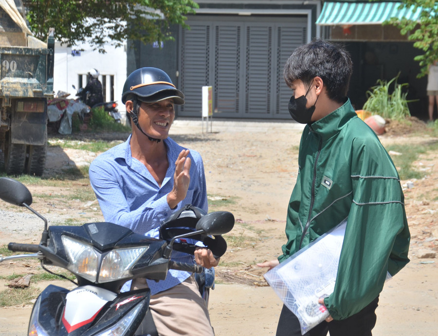Phụ huynh động viên thí sinh trước giờ vào phòng thi. Phụ huynh động viên thí sinh trước giờ vào phòng thi.