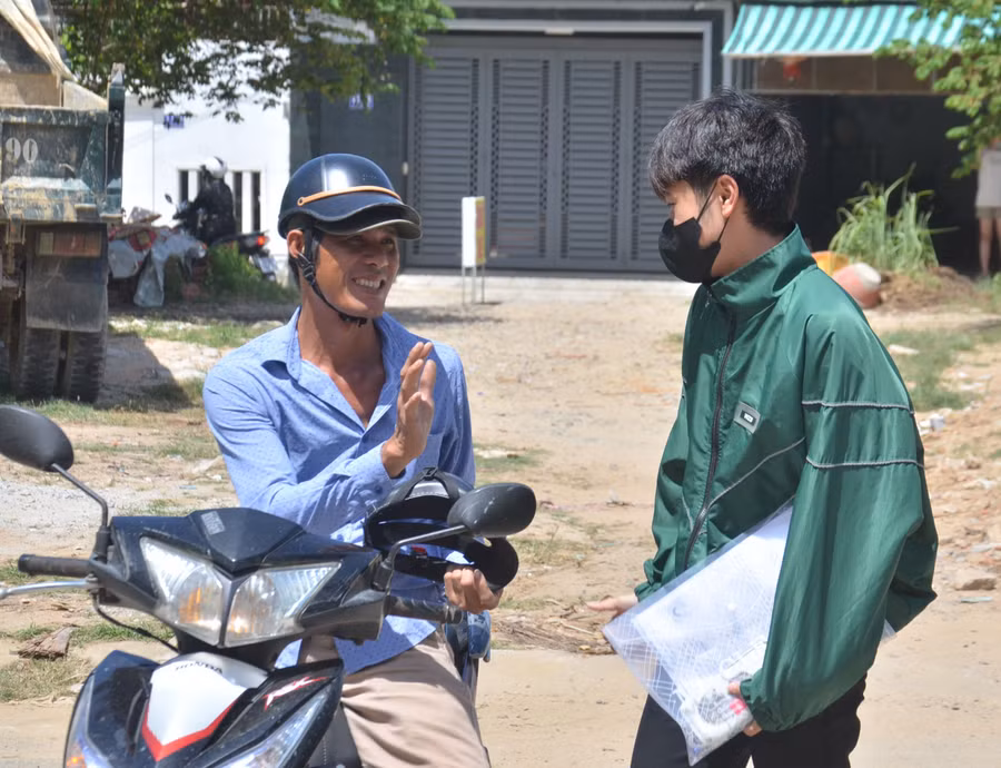 Phụ huynh động viên thí sinh trước giờ vào phòng thi.