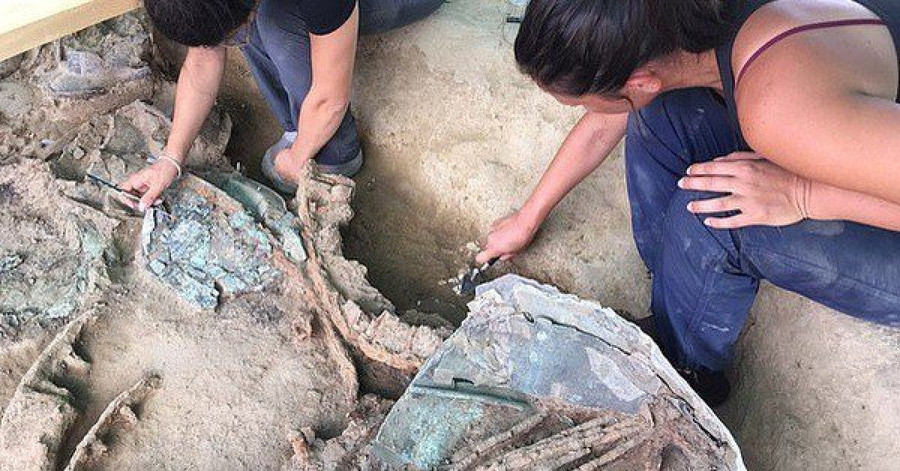xay nha, dao duoc… "hoang tu ma" 2.700 tuoi tren xe ngua day chau bau - 3