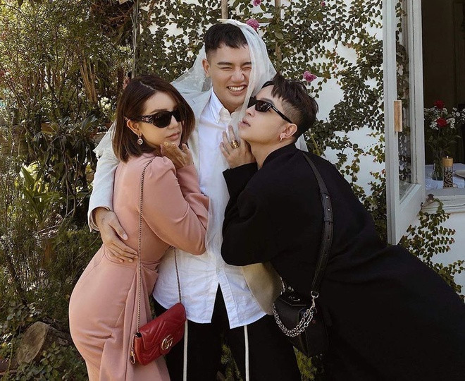 Hot girl Hạt Mít là một trong những thành viên của đội phù dâu. Cô có mặt tại đám cưới cùng với chồng và nhiều người bạn thân khác như Duy Plue, fashionista Kelbin Lei. Hot girl, hot boy khoe anh du dam cuoi Toc Tien hinh anh 3 hatmitmit_85162549_220961755741893_2669916175147537761_n.jpg