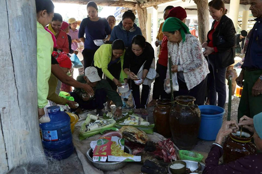 Chuẩn bị thức ăn, rượu cần. Ảnh: T.G.