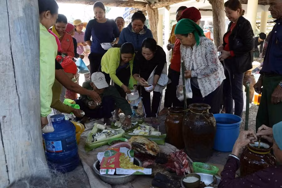 Chuẩn bị thức ăn, rượu cần. Ảnh: T.G.