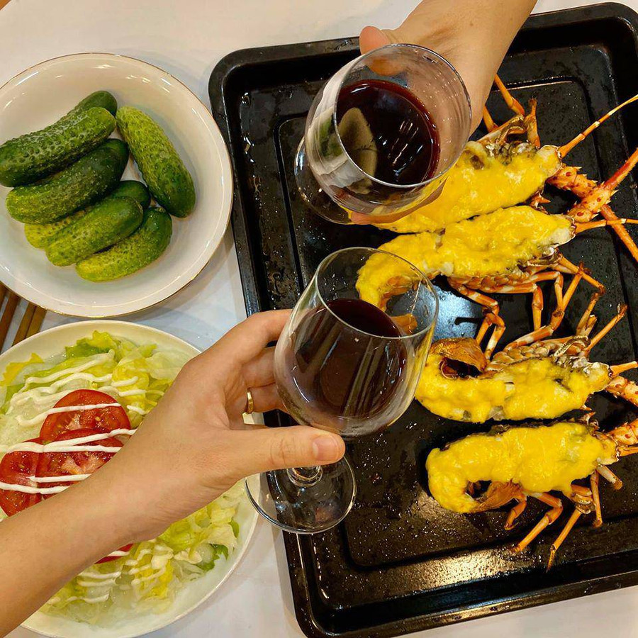 Cách làm món tôm hùm xanh nướng phô mai ngon đúng chuẩn nhà hàng ảnh 1 giai cuu tom hum xanh, chi em no nuc lam mon pho mai nuong hai san ngon da doi - 1