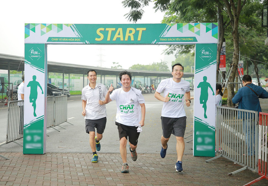 Chủ tịch CLB Sách và Hành động (giữa) trong sự kiện chạy để khuyến khích văn hóa đọc. Ước mơ ‘bắt tay thầy hiệu trưởng’ giúp 9X Bắc Giang trở thành thủ lĩnh