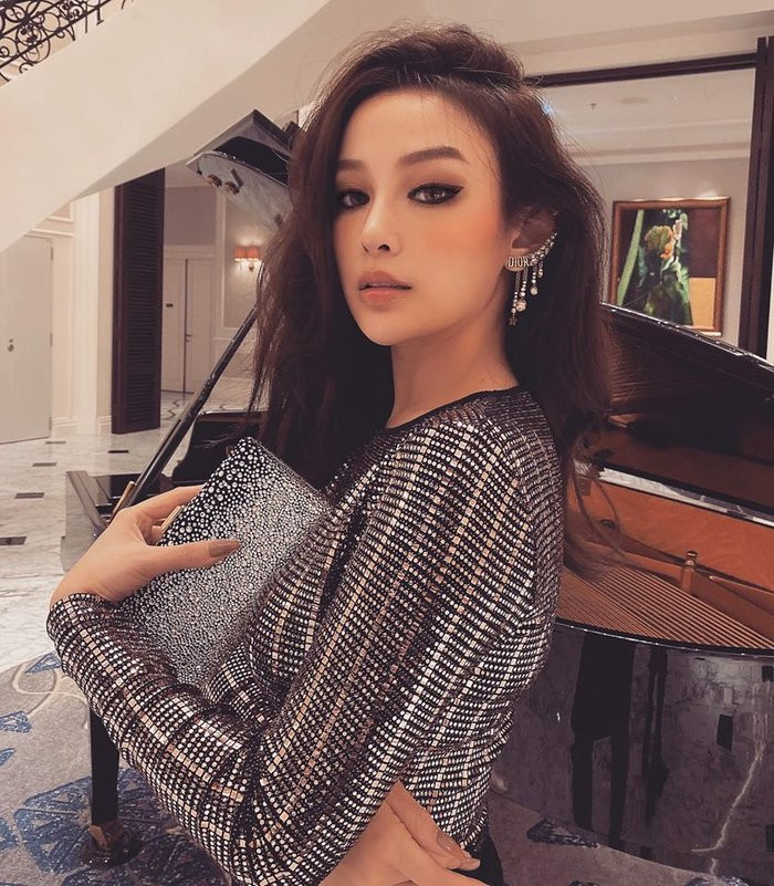 Dù đã là mẹ bĩm sữa nhưng cô vẫn sở hữu nhan sắc trẻ trung cùng vóc dáng quyến rũ gợi cảm.