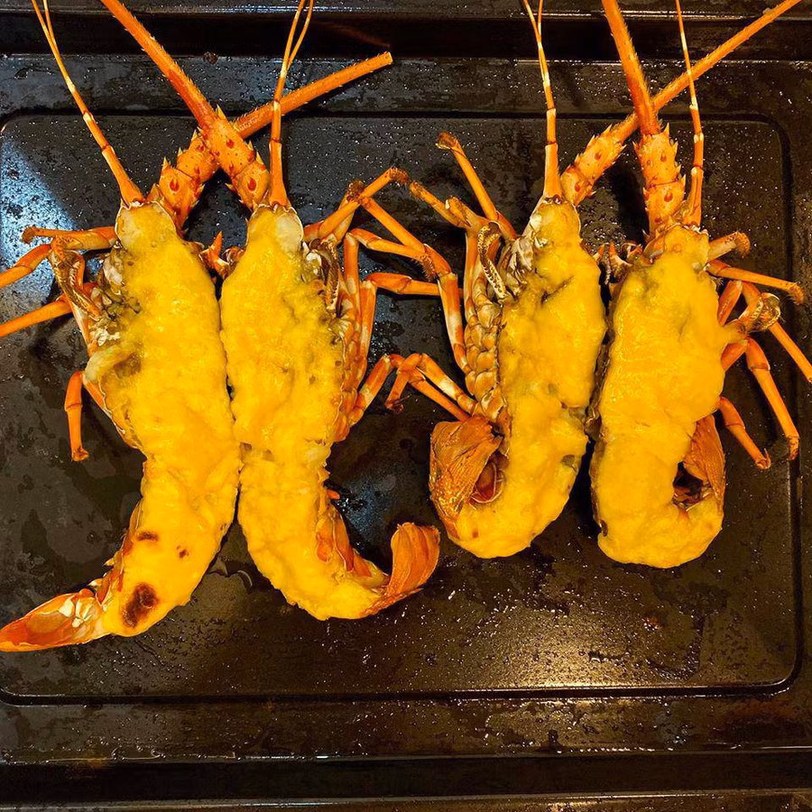 giai cuu tom hum xanh, chi em no nuc lam mon pho mai nuong hai san ngon da doi - 11