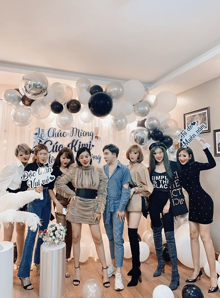Cô gái chụp ảnh cùng bạn bè của mình trong tiệc ly hôn.