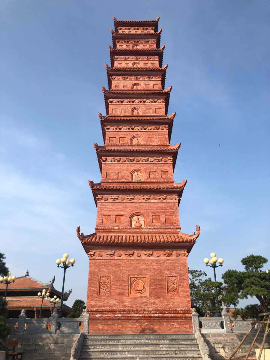 Ngọn tháp cao 9 tầng với những kiến trúc độc đáo. Ảnh: T.G. Ngọn tháp cao 9 tầng với những kiến trúc độc đáo. Ảnh: T.G.