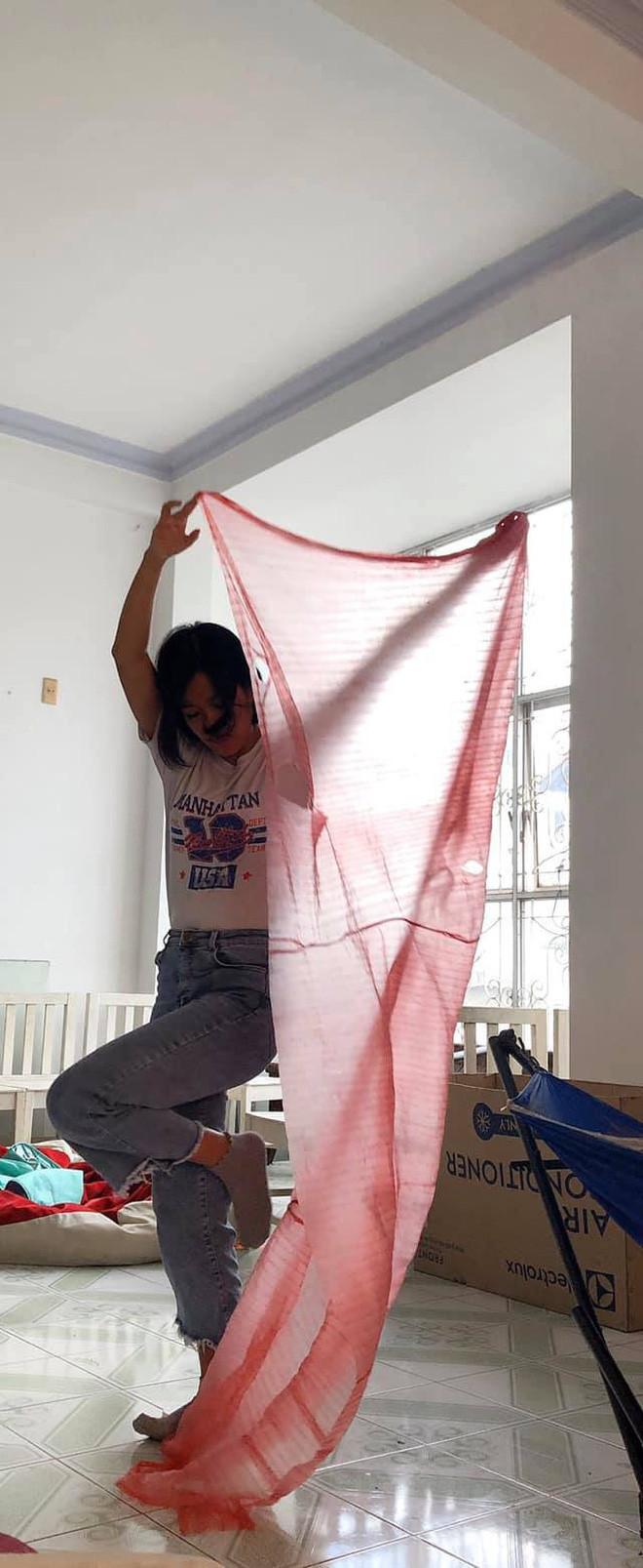 Cọng dây buộc cua vừa dài vừa to như chiếc áo mưa.