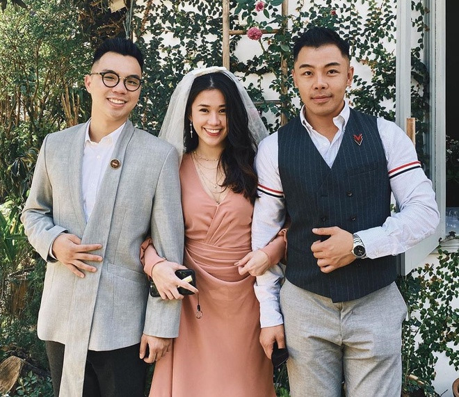 Ngày 20/2, lễ cưới của Tóc Tiên và Hoàng Touliver tại Đà Lạt nhận được nhiều sự chú ý. Ngày trọng đại của hai nghệ sĩ được tổ chức riêng tư, kín đáo. Trên trang cá nhân, bạn bè của cô dâu, chú rể "nhá hàng" vài tấm ảnh check-in trước giờ cử hành hôn lễ. Hot girl Ngọc Thảo - một trong những người bạn thân thiết của cô dâu - diện chiếc váy hồng nữ tính, trang điểm nhẹ. Hot girl, hot boy khoe anh du dam cuoi Toc Tien hinh anh 1 ngocthao_official_84982985_578802069645841_3918306885742960917_n.jpg