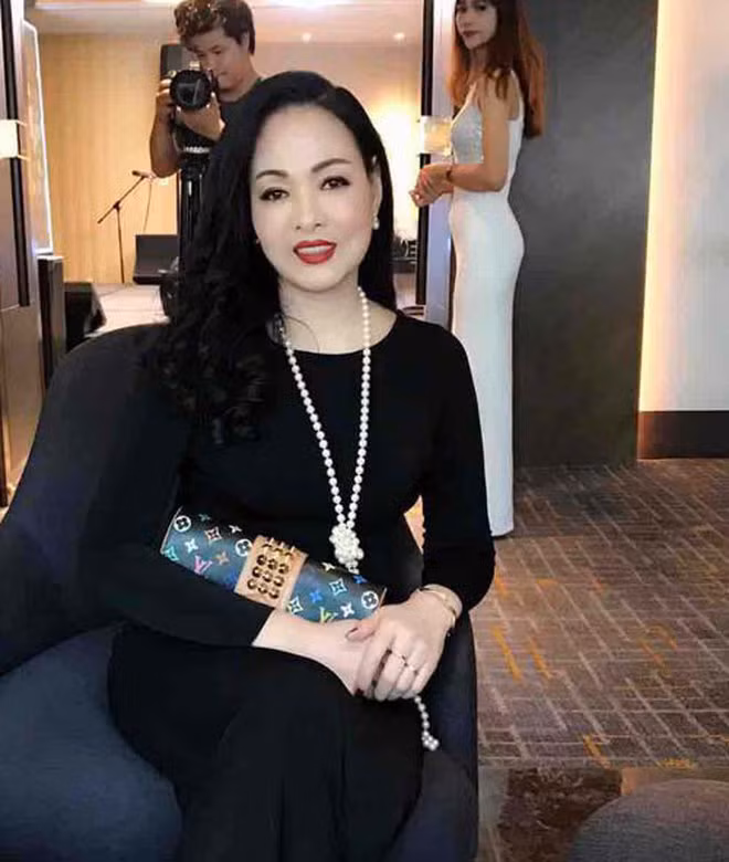 Hiện tại dù đã có tuổi những mẹ của Huyền Baby vẫn có vẻ đẹp mặn mà. Sự quý phái của mẹ Huyền Baby được nhiều người khen ngợi