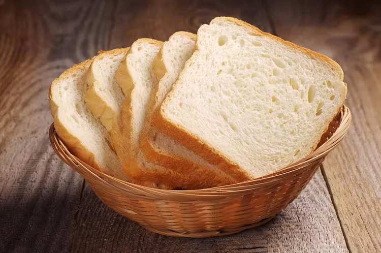 Độ ẩm của tủ lạnh sẽ hút hết độ ẩm ra khỏi bánh mì khiến chúng bị khô và nhạt nhẽo. (Ảnh: ITN).