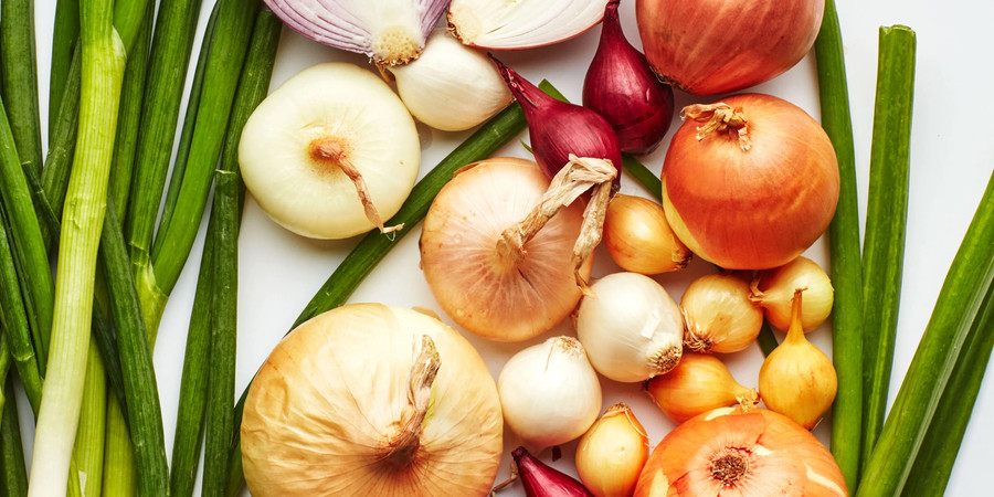 Đối với hành tây, bạn có thể cho chúng vào túi hoặc hộp kín rồi mới nhét vào tủ lạnh. (Ảnh: ITN). Đối với hành tây, bạn có thể cho chúng vào túi hoặc hộp kín rồi mới nhét vào tủ lạnh. (Ảnh: ITN).