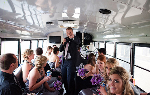Tổ chức tiệc cưới trên xe buýt cũng rất thú vị đấy chứ. Tổ chức tiệc cưới trên xe buýt cũng rất thú vị đấy chứ.