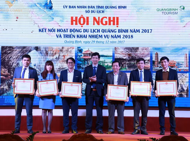 Ông Hồ An Phong, giám đốc Sở du lịch tỉnh Quảng Bình trao bằng khen cho những đơn vị, cá nhân có thành tích nổi bật trong năm 2017 vừa qua.