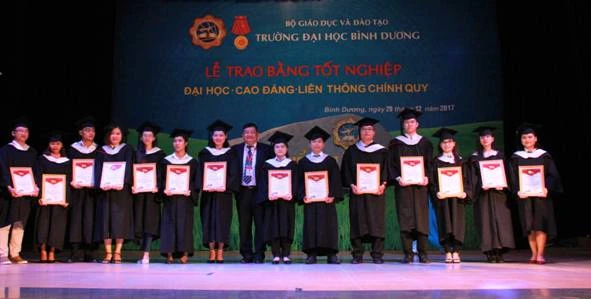 Cao Việt Hưng - Phó hiệu trưởng nhà trường trao bằng tốt nghiệp cho các sinh viên