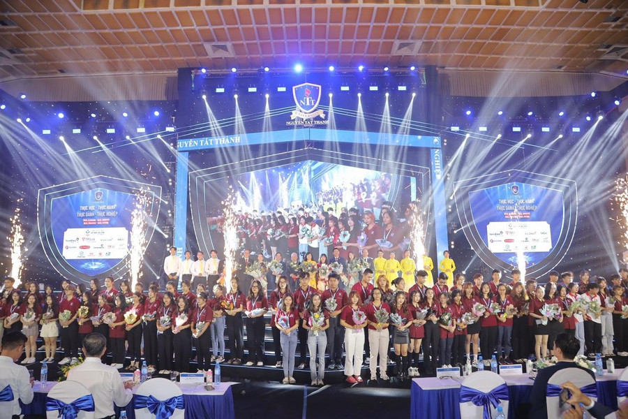 Các tân sinh viên tiến hành tặng hoa cho các thầy cô nhân ngày 20/11