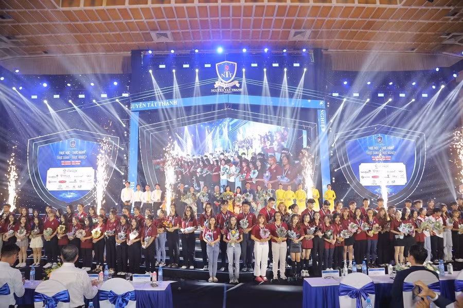 Các tân sinh viên tiến hành tặng hoa cho các thầy cô nhân ngày 20/11