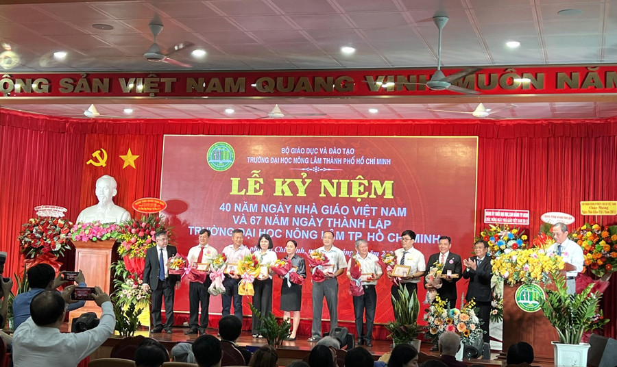 Ban giám hiệu Trường ĐH Nông Lâm TPHCM tặng hoa và kỉ niệm chương Vì sự nghiệp giáo dục của Bộ GD&ĐT cho các thầy cô.