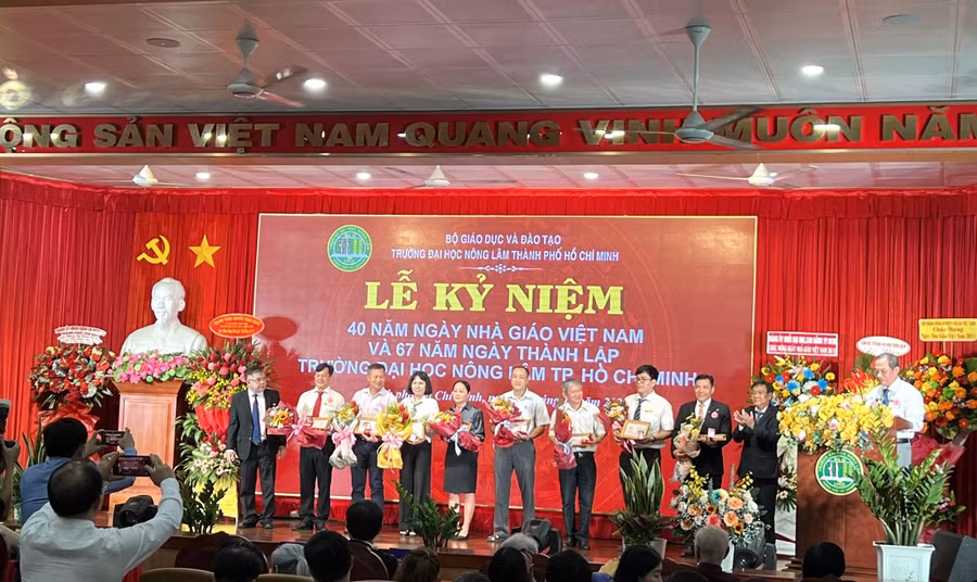 Ban giám hiệu Trường ĐH Nông Lâm TPHCM tặng hoa và kỉ niệm chương Vì sự nghiệp giáo dục của Bộ GD&ĐT cho các thầy cô.