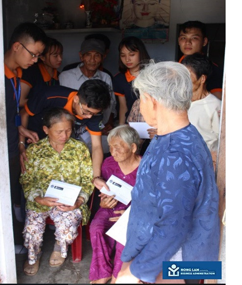 CLB B.A.S trao tặng những phần quà cho các cụ neo đơn để xoa dịu những thiệt hại sau bão