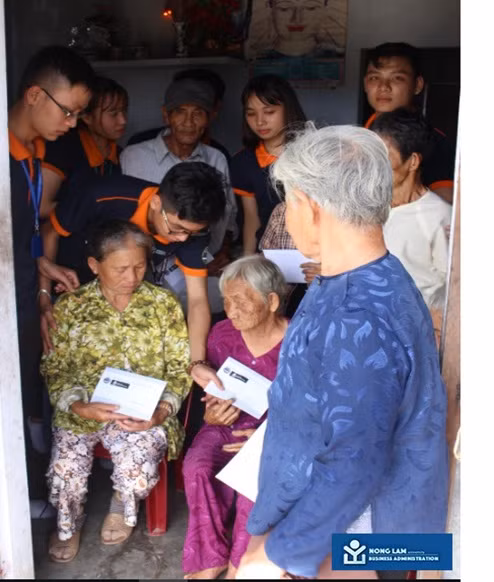 CLB B.A.S trao tặng những phần quà cho các cụ neo đơn để xoa dịu những thiệt hại sau bão CLB B.A.S trao tặng những phần quà cho các cụ neo đơn để xoa dịu những thiệt hại sau bão