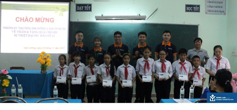 B.A.S trao những phần quà cho các em học sinh để tiếp bước con đường học tập của các em