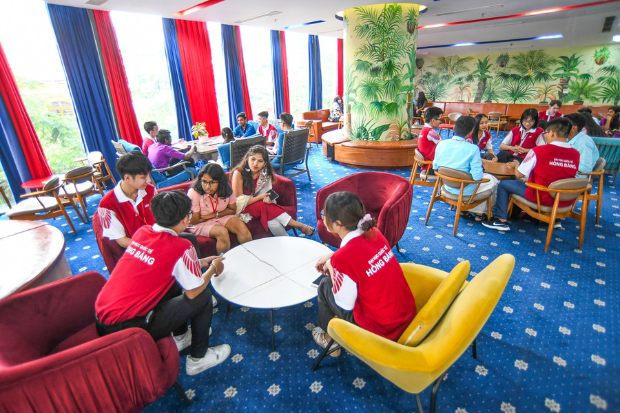 Khu vực tiền sảnh nơi thư giãn, học tập của sinh viên HIU. Khu vực tiền sảnh nơi thư giãn, học tập của sinh viên HIU.
