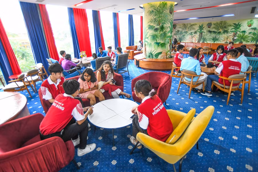 Khu vực tiền sảnh nơi thư giãn, học tập của sinh viên HIU.