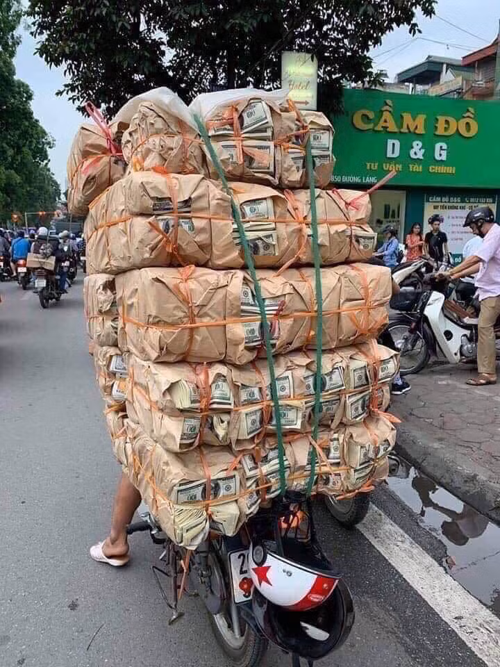 Ai dám chở tiền ra phố như này không.
