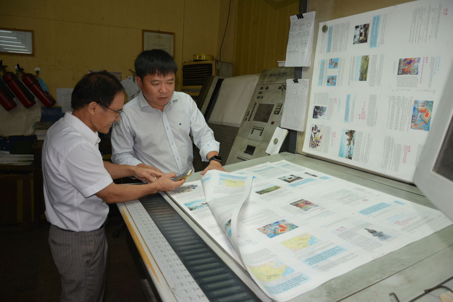 Cán bộ NXBGDVN kiểm tra tiến độ, chất lượng in SGK