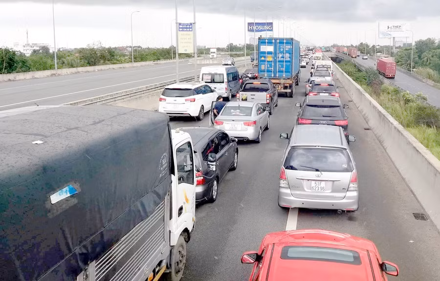 Cao tốc TP HCM - Long Thành kẹt xe nghiêm trọng ngày 28/6. Thống kê cho thấy, 3 tháng đầu năm 2019 trên tuyến này có 22 vụ ùn tắc.