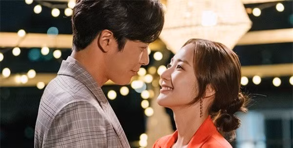 Giận run người khi nhìn thấy tên gã người yêu phản bội trên tấm thiệp mời