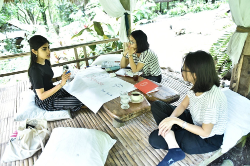 Linh làm việc nhóm với hai nhà hoạt động xã hội trẻ đến từ Ấn Độ và Malaysia trong Hội nghị ChangemakerXchange ở thành phố Manila, Philippines năm 2018. Nữ sinh viên chu du gần 10 nước nhờ các chương trình học bổng - 2